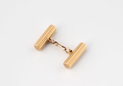 A yellow gold (750) striated stick cufflink.
Weight:...