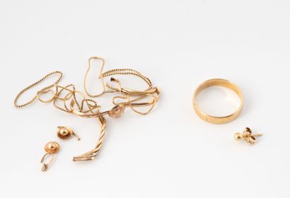 Lot in yellow gold (750) including :
- A...