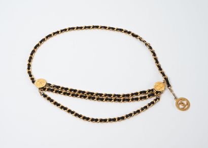 CHANEL, Paris
Ceinture en métal doré et cuir...