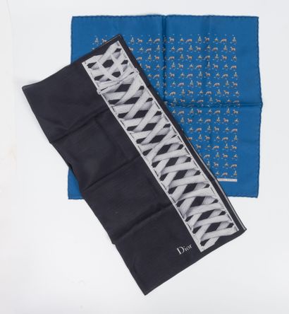 HERMES 
Pochette en soie imprimée à motifs...