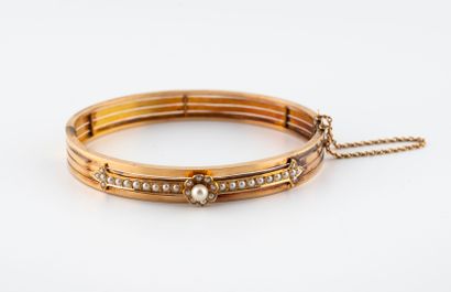 Yellow gold (750) bangle decorated with openwork...