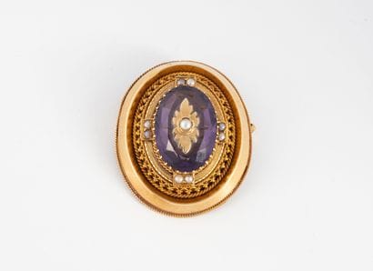 Oval brooch in yellow gold (750) centered...