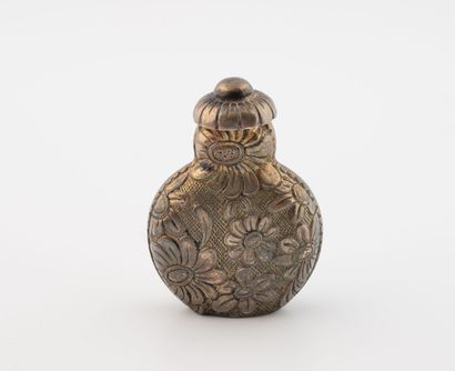 VAN CLEEF & ARPELS
Flacon à parfum en argent...