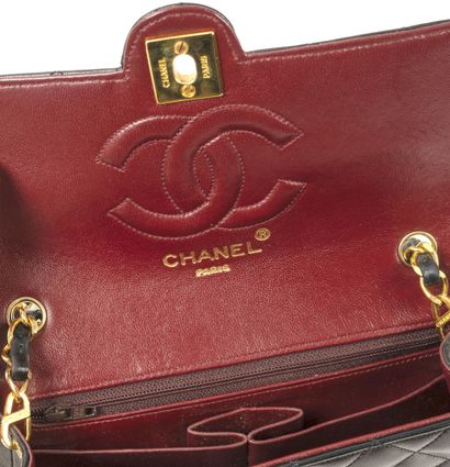 CHANEL
Sac classique à rabat en agneau matelassé...