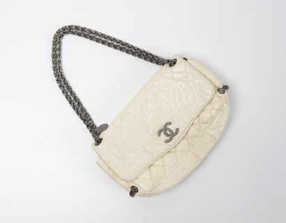 CHANEL
Sac à rabat en agneau blanc matelassé...