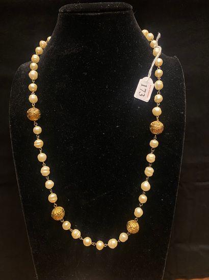 CHANEL
Necklace in gilded metal and white...