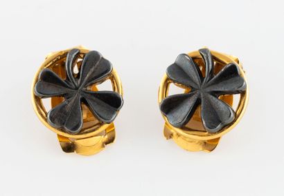 CHANEL Paris
Pair of metal ear clips with...