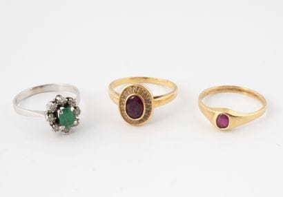 Three rings in yellow or white gold (750)...