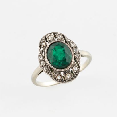 White gold (750) oval polylobed ring centered...