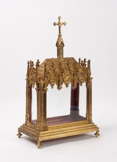 Châsse-reliquaire en bronze doré en forme...