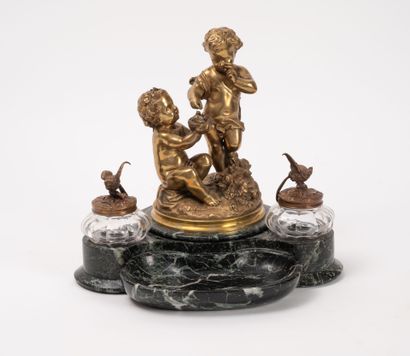 Encrier centré de deux putti tenant un nid...