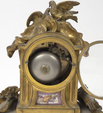 Pendule borne de style Louis XVI en bronze...