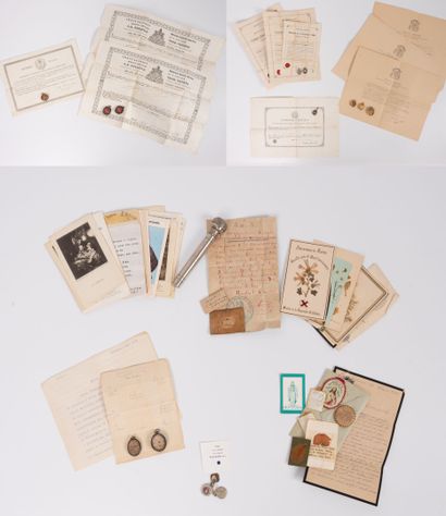 Ensemble de 11 reliquaires pendentifs, contenant...