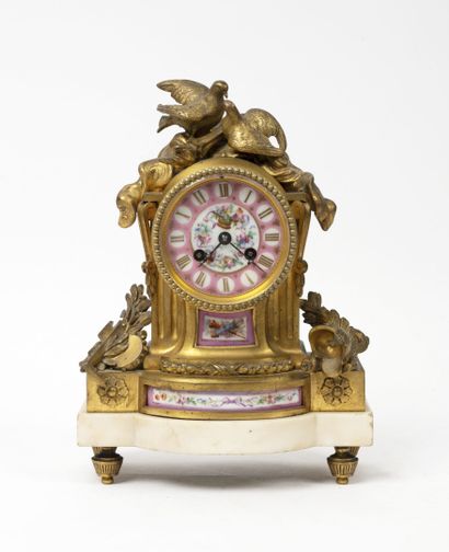 Pendule borne de style Louis XVI en bronze...