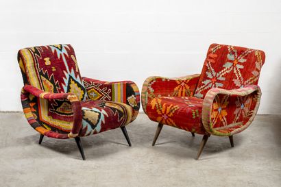 TRAVAIL ITALIEN
Pair of armchairs with foam...