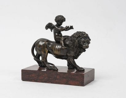 L'amour chevauchant un lion.
Épreuve en bronze...