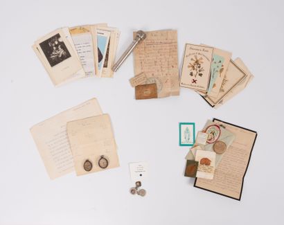 Ensemble de 11 reliquaires pendentifs, contenant...