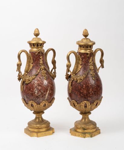Paire de vases de forme balustre en marbre...