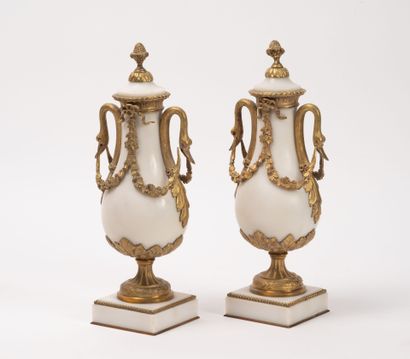 Paire de cassolettes en albâtre et bronze...