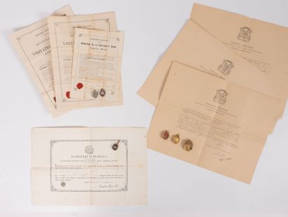 Ensemble de 11 reliquaires pendentifs, contenant...
