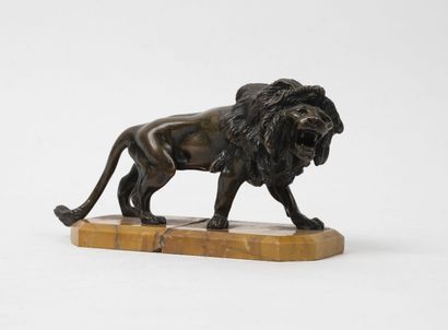 Lion rugissant.
Épreuve en bronze patiné.
Socle...