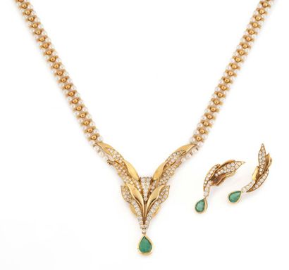 Half-set comprising a necklace and a pair...