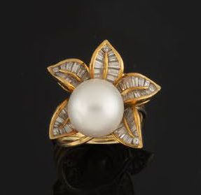 Yellow gold (750) ring featuring a blooming...