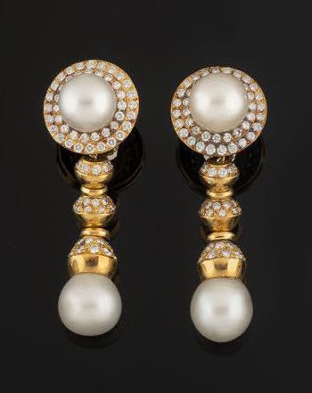Pair of earrings in yellow gold (750) featuring...