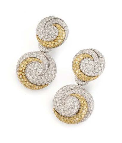 Belle paire de pendants d'oreilles en or...
