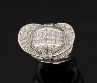 CHAAR
Beautiful architectural ring in white...