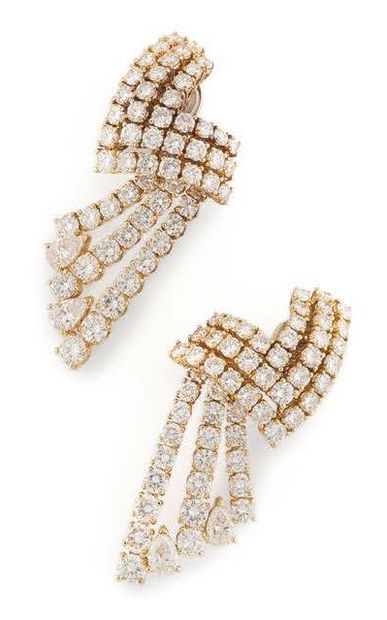 Elegant pair of ear clips in yellow gold...