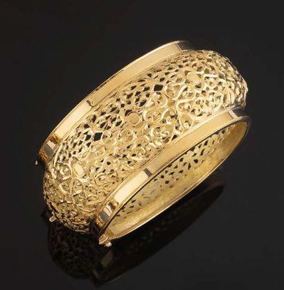 Large yellow gold (750) openwork bangle bracelet,...