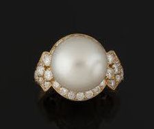 Bague en or jaune (750) centrée d'une perle...