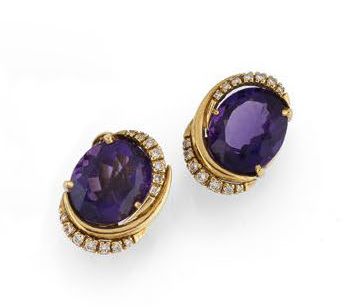 Pair of ear clips in yellow gold (750) featuring...