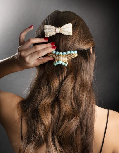 Yellow gold (750) hair clip in the form of...
