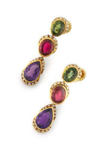 Paire de pendants d'oreilles en or jaune...