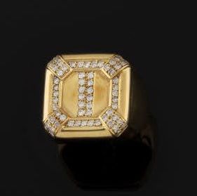 Yellow gold (750) signet ring with square...
