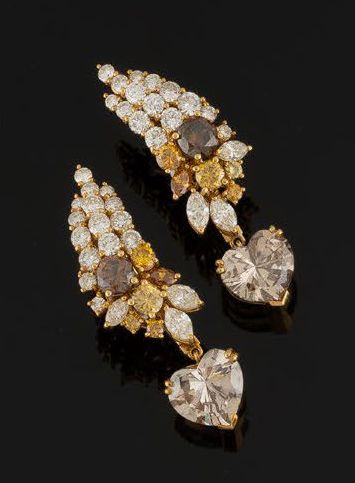 Elegant pair of earrings in yellow gold (750)...