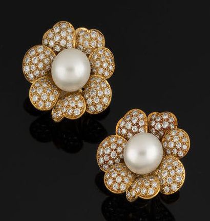 Elegant pair of yellow gold (750) flower...