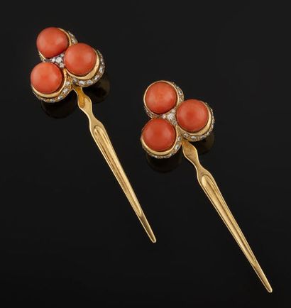 Two yellow gold (750) three-lobed bun pins...