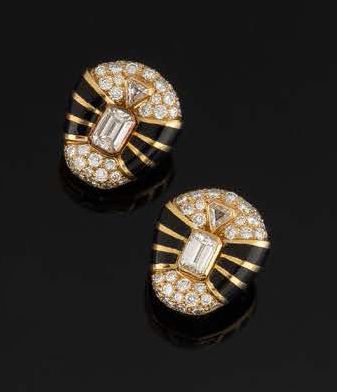 Pair of Art Deco style egg-shaped earrings...