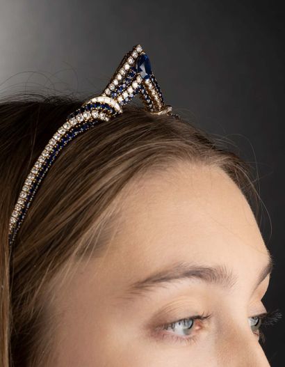 ¹ Elegant necklace in yellow gold (750) featuring...