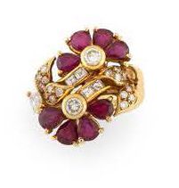 Bague en or jaune (750) à décor de deux motifs...