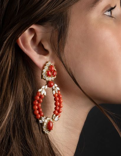 Elegant pair of earrings in yellow gold (750).
The...
