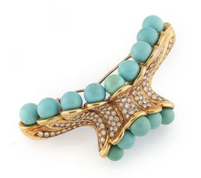Yellow gold (750) hair clip featuring a frieze...