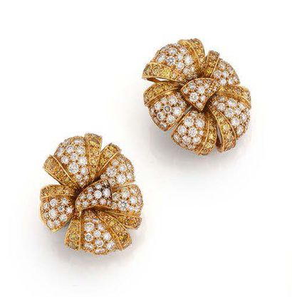 Paire de clips d'oreilles en or jaune (750)...