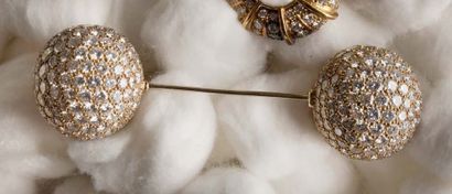 Amusing pin brooch in yellow and white gold...