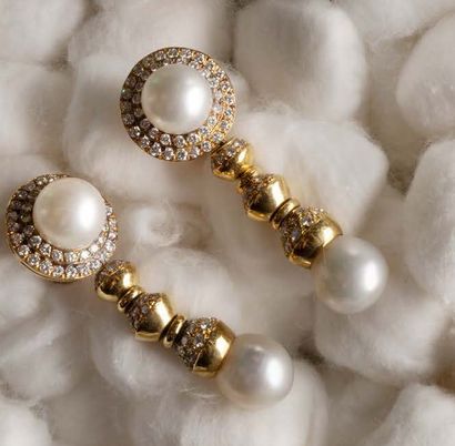 Pair of earrings in yellow gold (750) featuring...