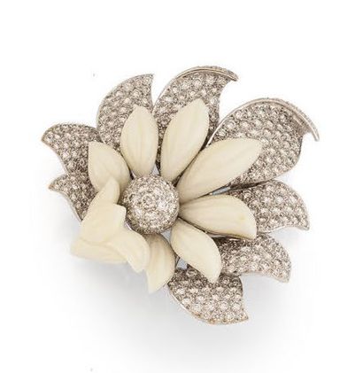 Lapel clip in white gold (750) with lotus...