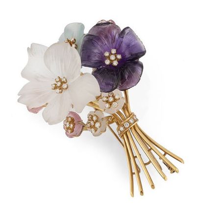 Important lapel clip in yellow gold (750)...